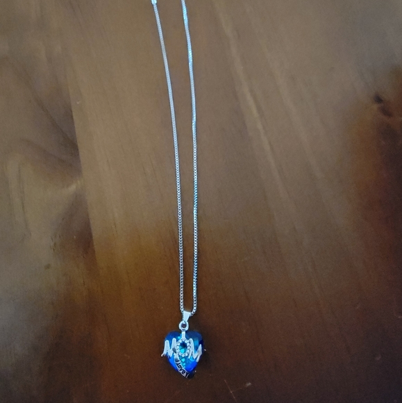 MOM HEART 💙 NECKLACE - Picture 4 of 4